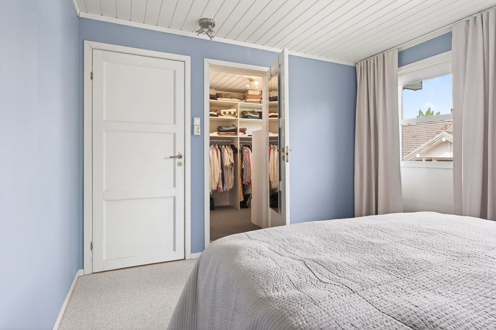 Fra hovedsoverommet er det inngang til et romslig walk-in-closet. Galleribilde