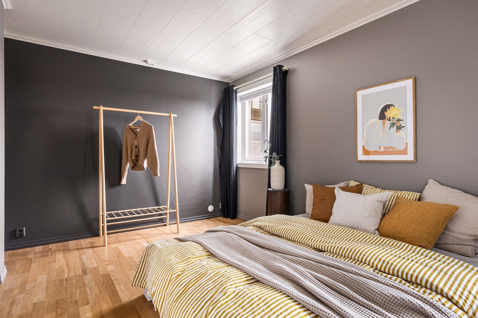 Dette rommet er ett av to innredede rom i underetasjen. Bruken er ikke i tråd med godkjente byggetegninger. Galleribilde