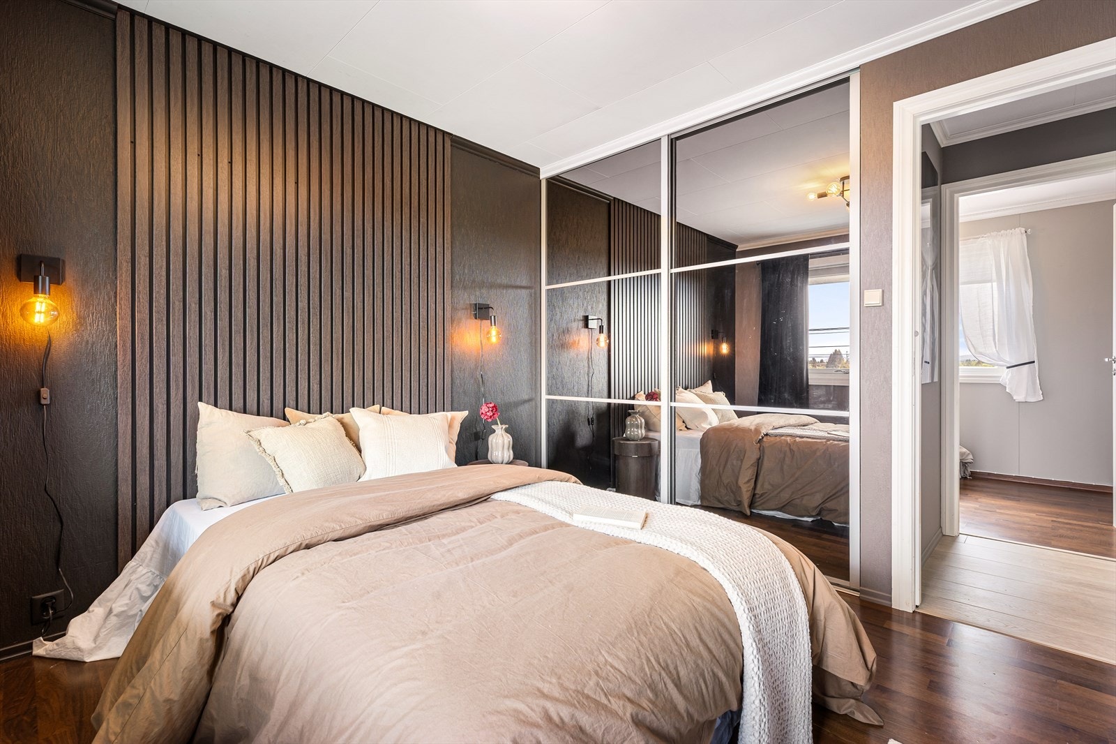 Rommet har en stilig spilevegg, skyvedørsgarderobe og varmekabler i gulvet. Galleribilde