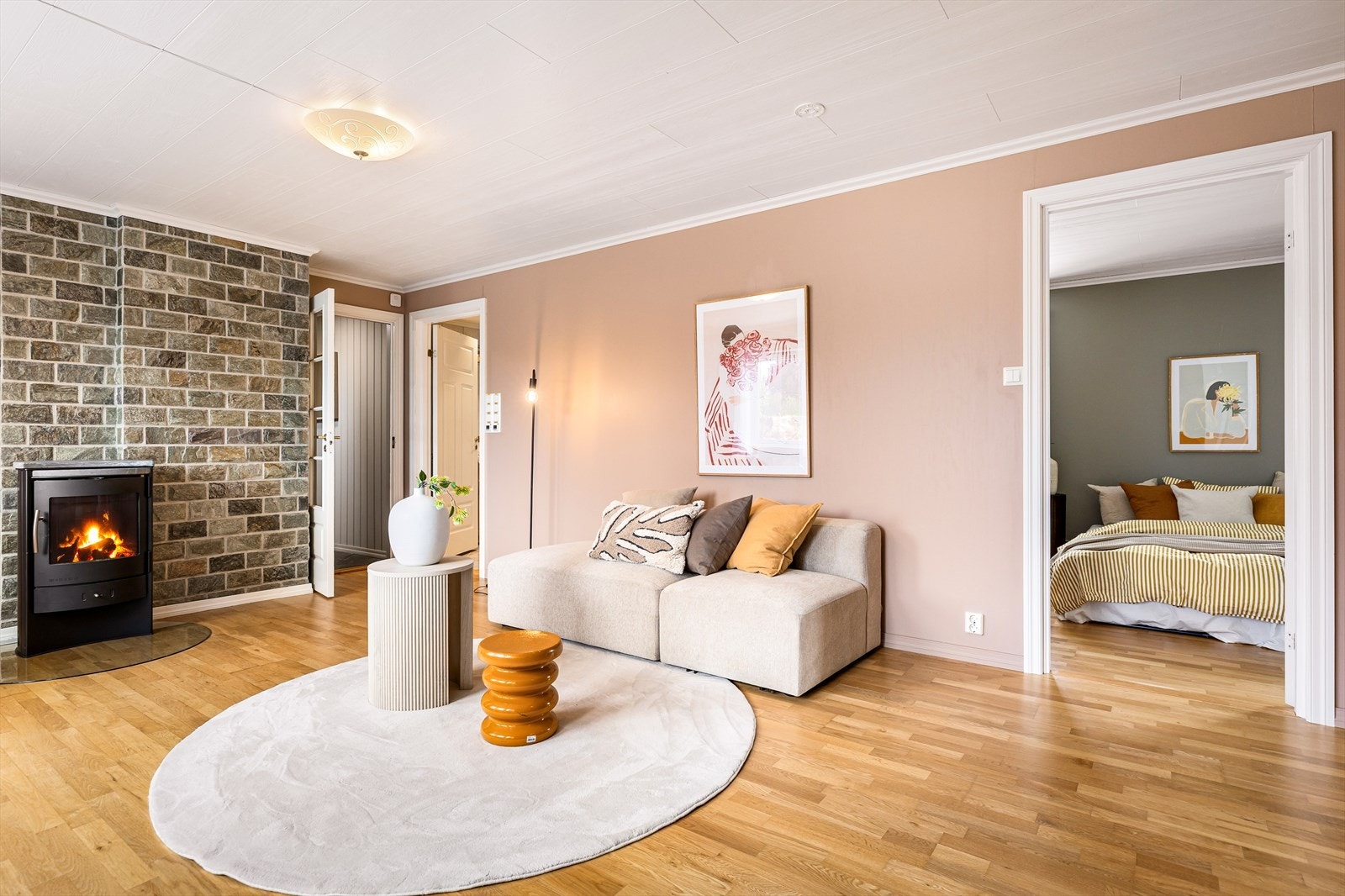 Innredet rom (i dag brukt som peisstue) i underetasjen har en vedfyrt ovn med kleberstein som gir god varme og en hyggelig atmosfære. Galleribilde