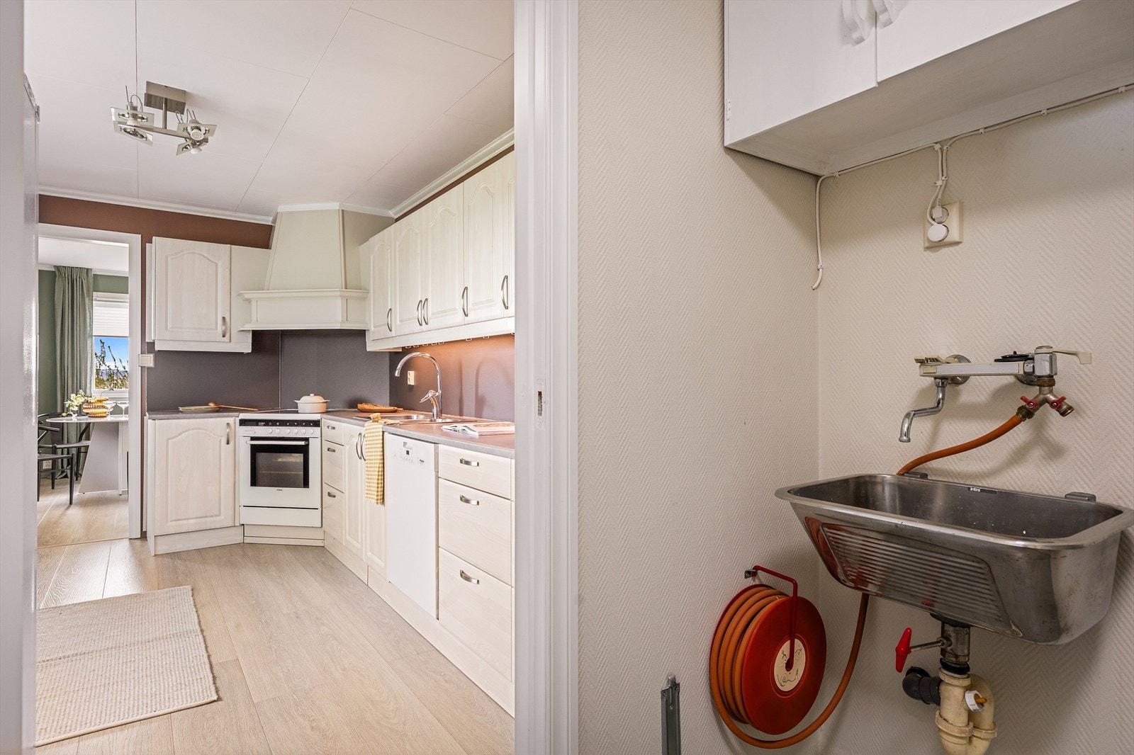Fra kjøkkenet er det direkte adkomst til et eget vaskerom med skyllekum, opplegg for vaskemaskin og brannslange. Galleribilde