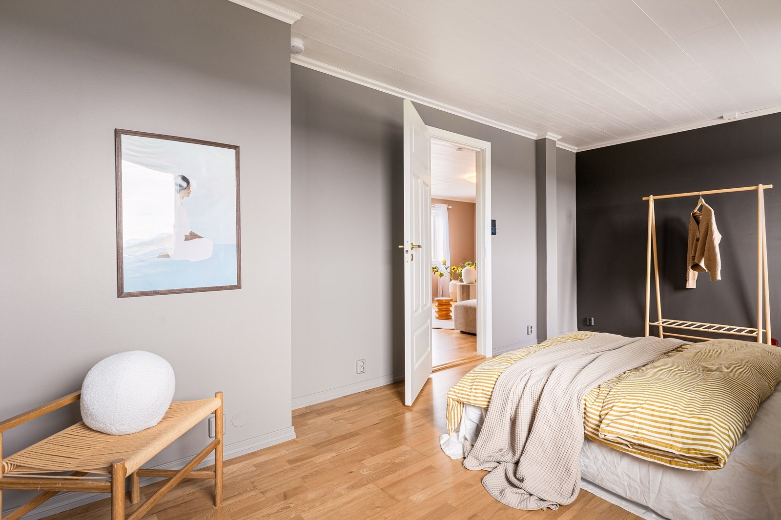 Romslig, innredet rom i underetasjen med parkett på gulv og god plass til dobbeltseng. Galleribilde