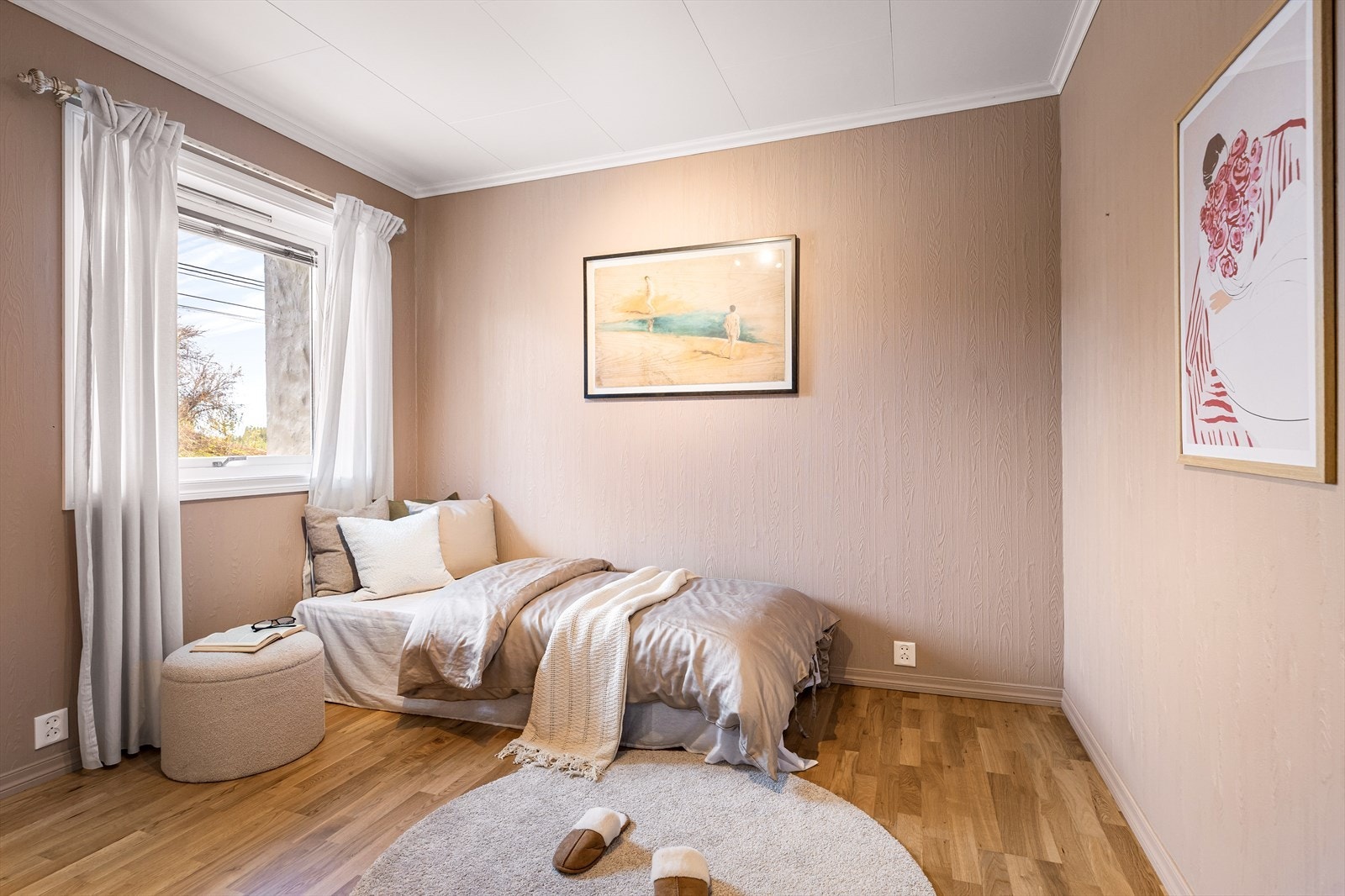Etasjens andre innredede rom, også med parkett og varmekabler i gulvet. Galleribilde