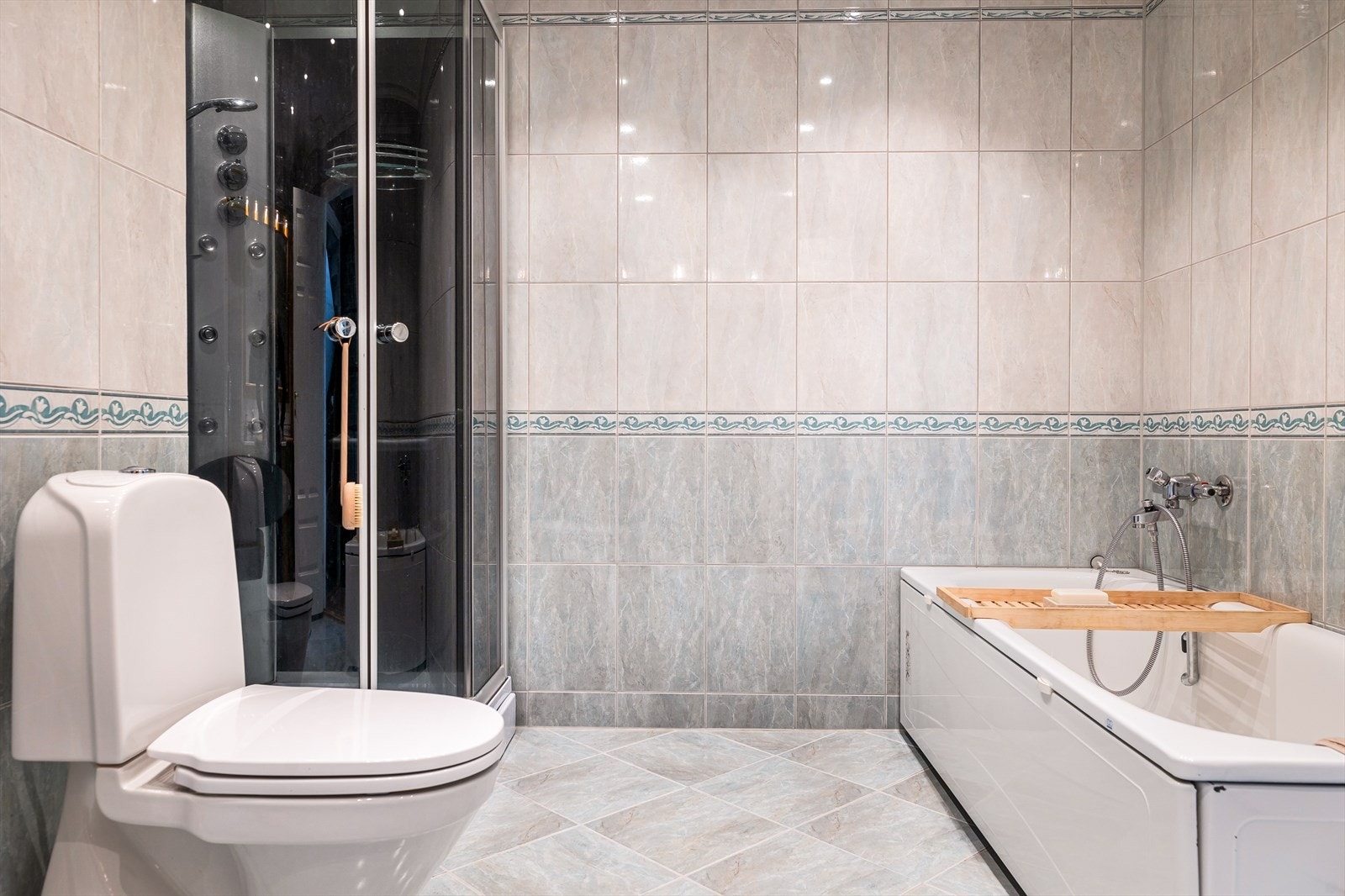 Badet har keramiske fliser på gulv og vegger, samt varmekabler i gulvet for økt komfort. Galleribilde