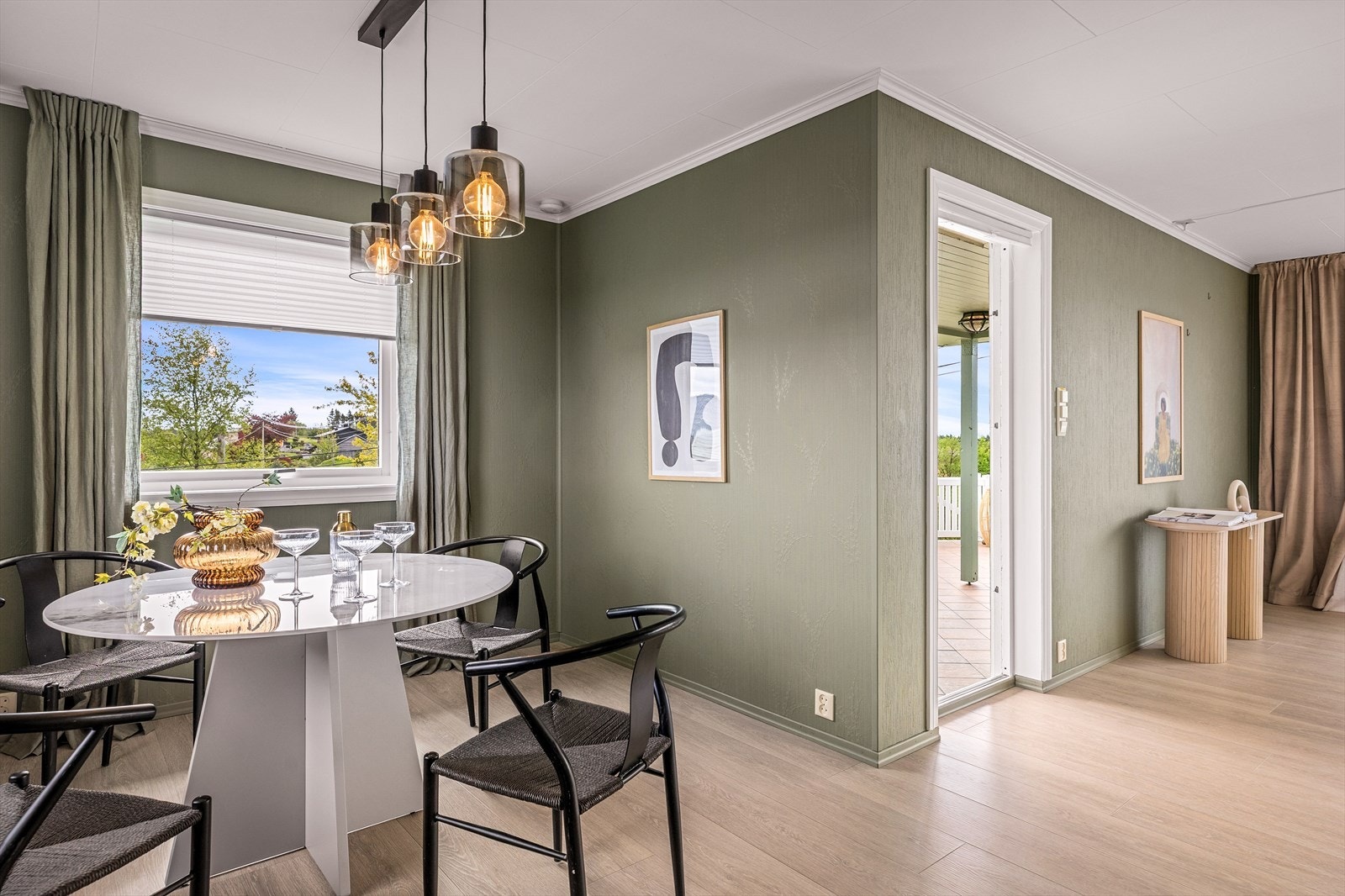 Fra spisestuen er det enkel tilgang til både stue, kjøkken og uteområder. Galleribilde
