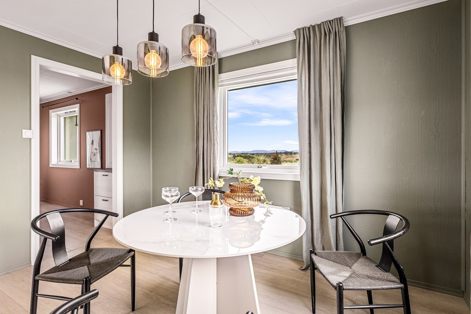 I tilknytning til stuen er det en naturlig plass for spisegruppe. Galleribilde
