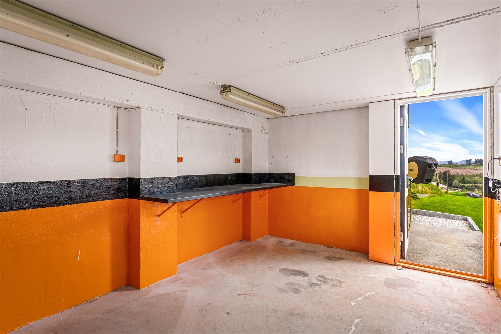 Verkstedet har betongdekke, varmekabler, rikelig med stikkontakter og egen utgang. Galleribilde