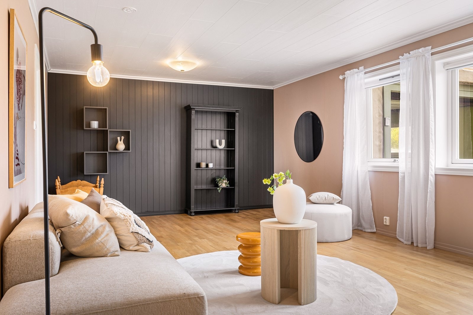 En sosial sone med god plass til sofagruppe, som fungerer som et ekstra oppholdsrom i boligen. Galleribilde