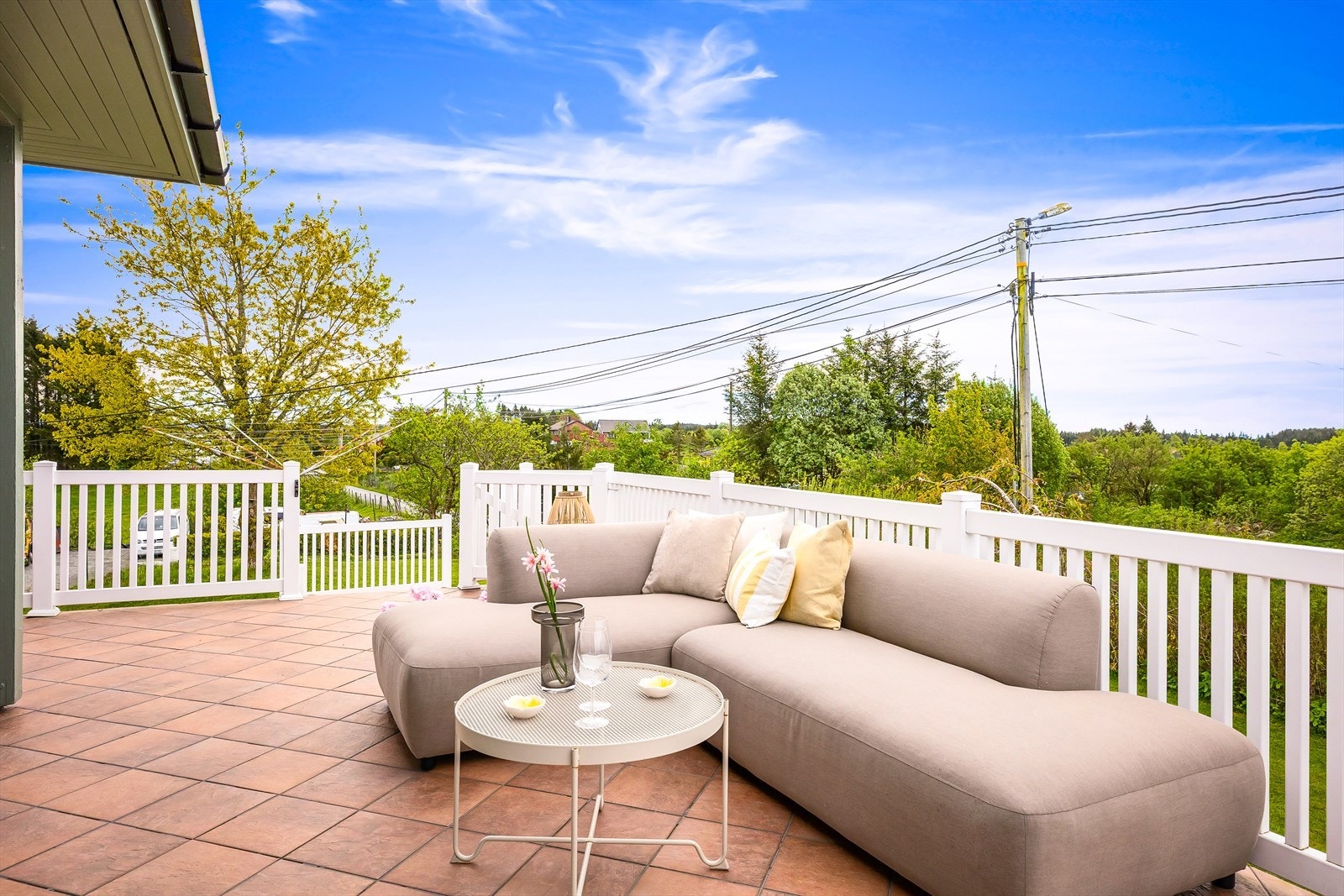 Fra stuen er det utgang til en romslig terrasse på over 40 m² med keramiske fliser. Her er det god plass til flere sittegrupper. Galleribilde