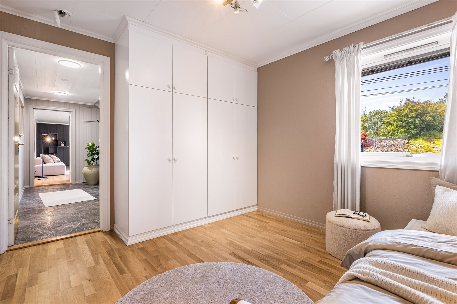 Rommet har god plass til garderobeløsning og er praktisk plassert i nærheten av badet. Galleribilde