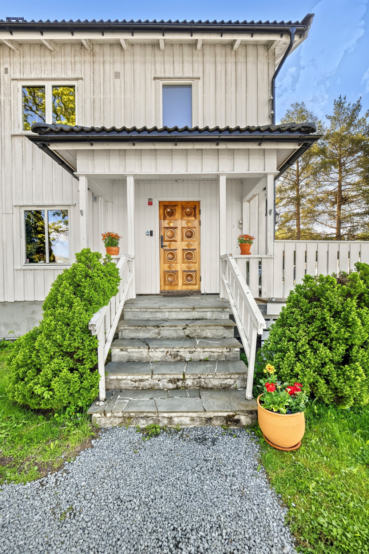 Svært romslig våningshuset med kjeller, 2 etasjer og loft. Galleribilde