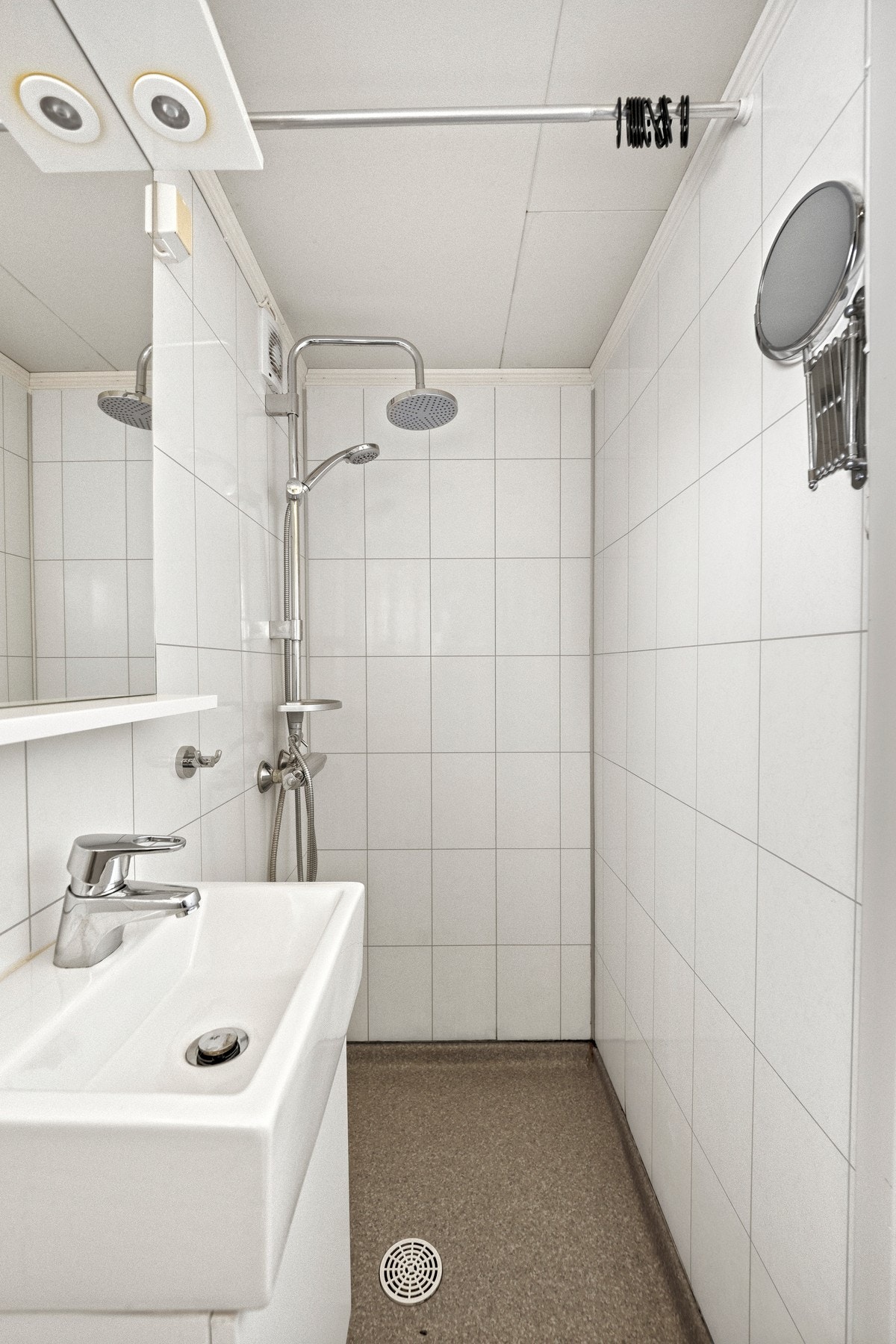 Bad med dusj, toalett og vask Galleribilde