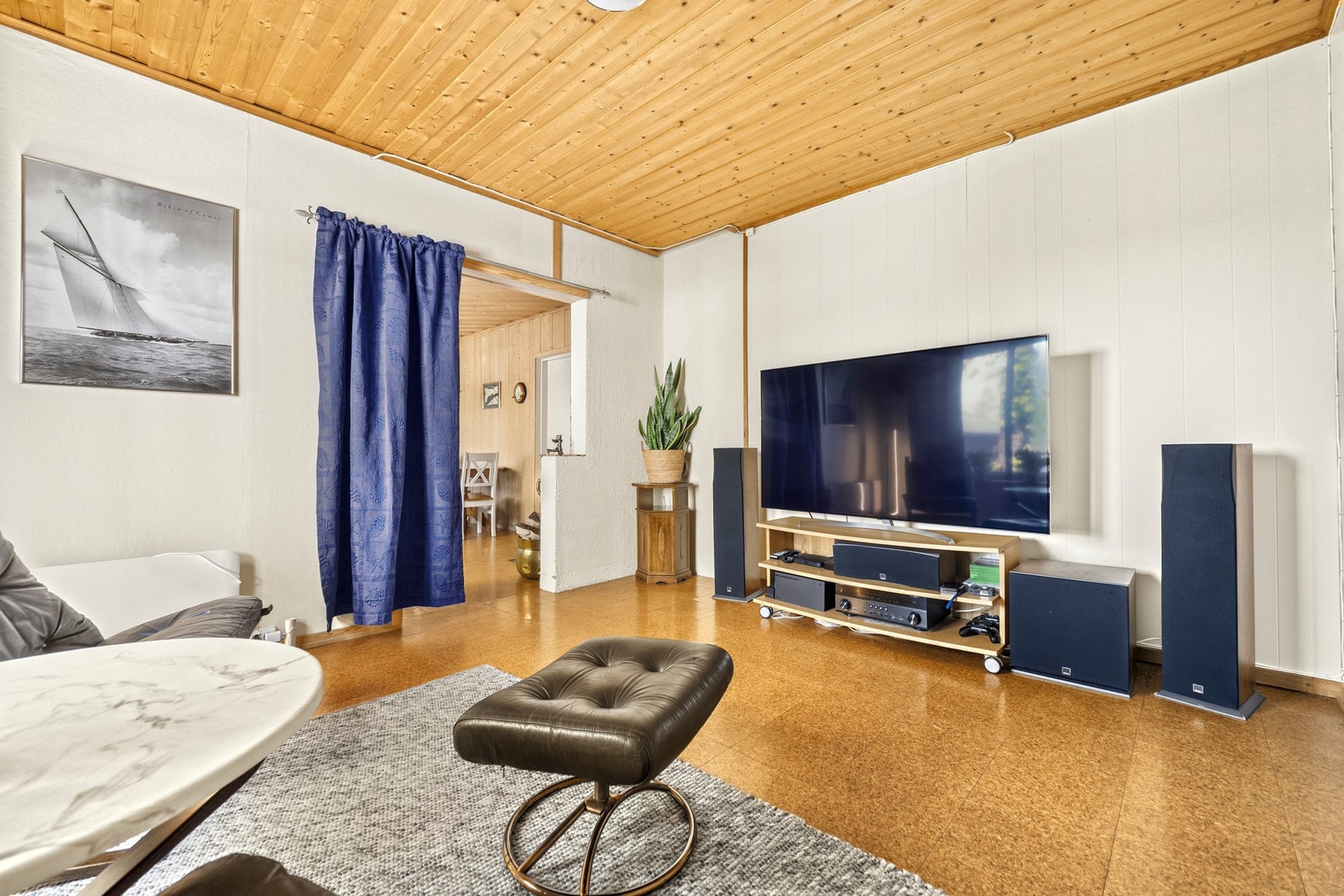 Tv stue med adkomst til kjøkken Galleribilde