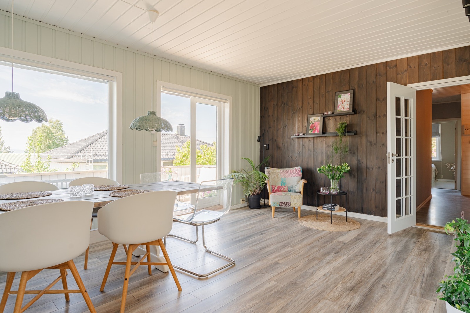 Velkommen inn i en åpen og luftig stue med utgang til balkong. Galleribilde