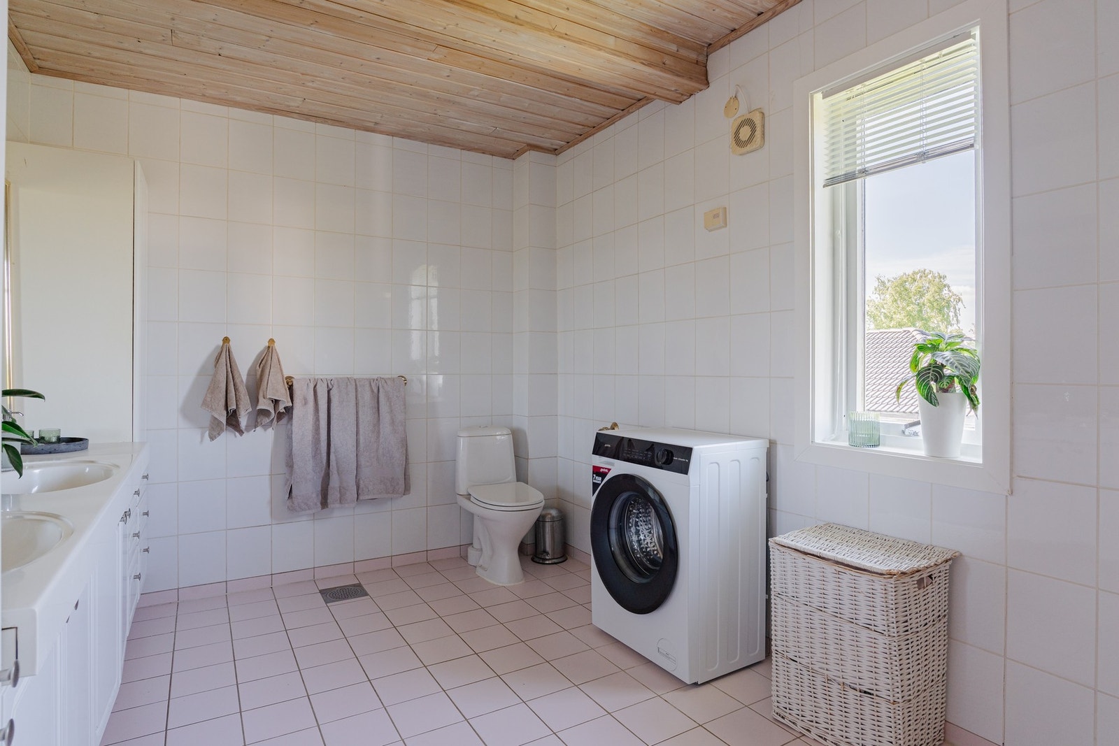 Flislagt bad med opplegg for vaskemaskin. Galleribilde