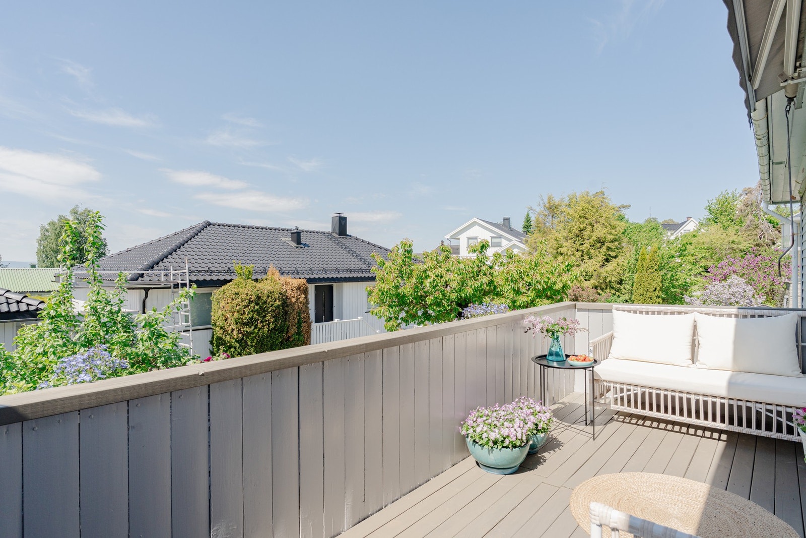 Balkongen vender mot vest og har gode solforhold på ettermiddag og kveldstid. Galleribilde