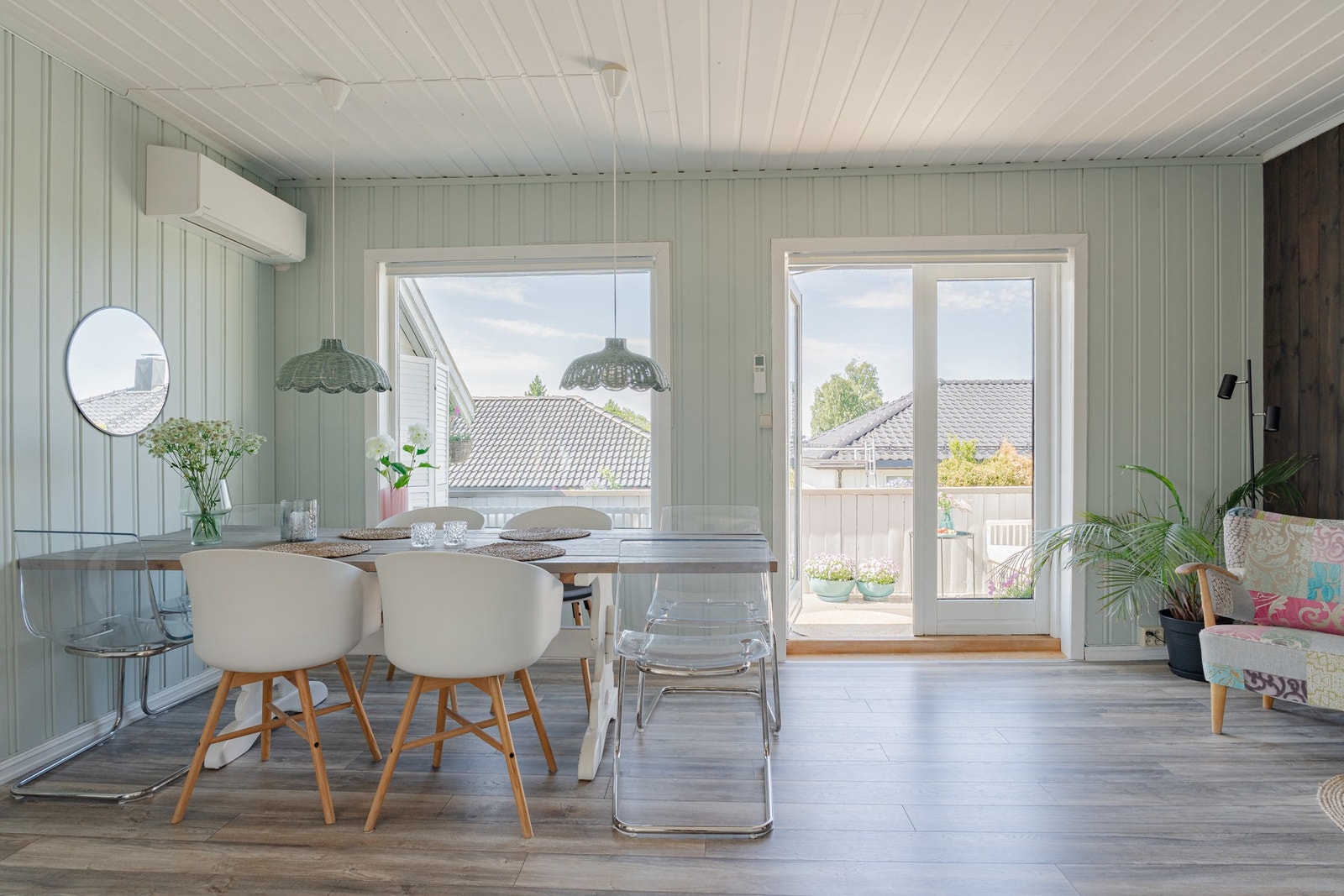 Lys stue og spiseplass med store vindusflater. Galleribilde