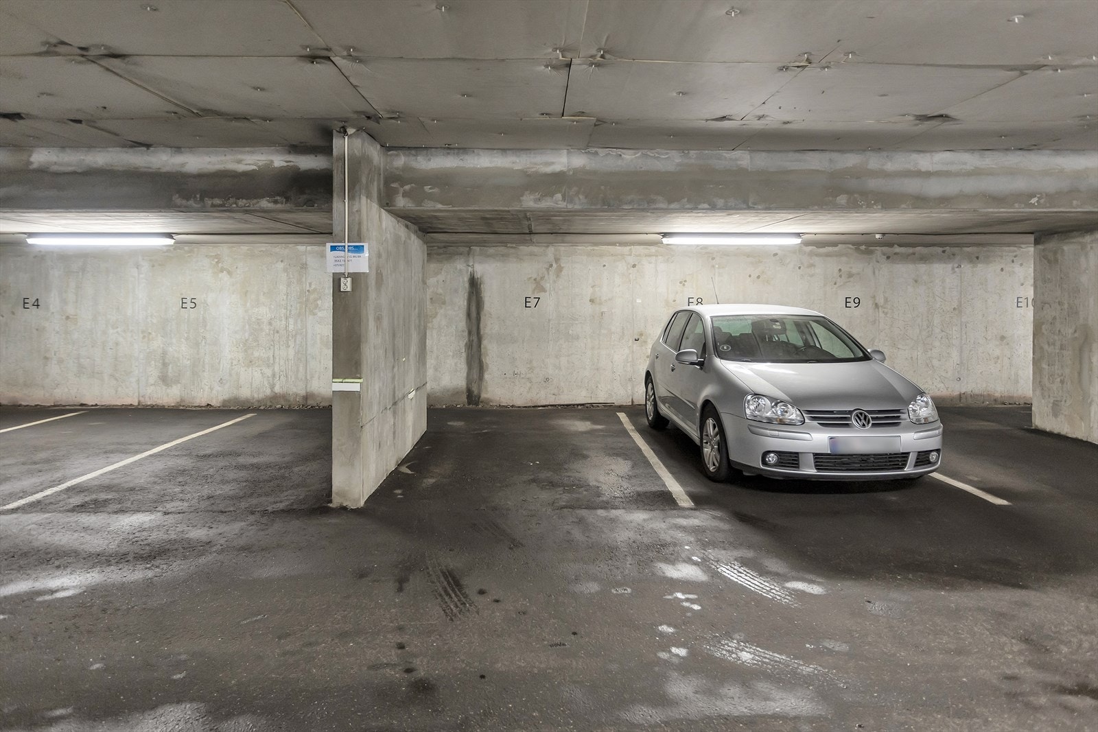Fast parkeringsplass i lukket garasjeanlegg med mulighet for å installere elbil lader. Galleribilde