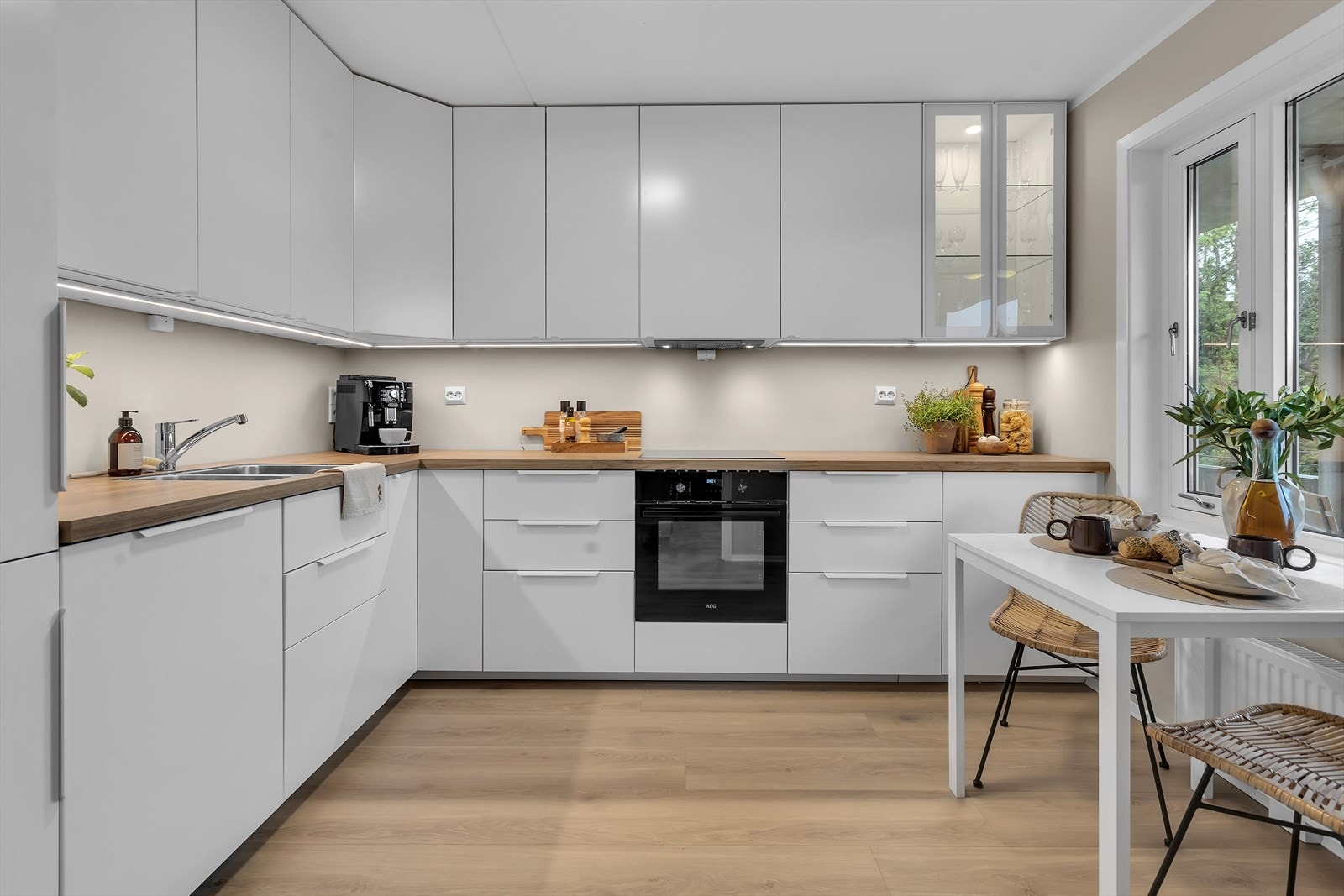Kjøkkenet er stilrent og helt nytt i 2026, levert av IKEA. Funksjonell belysning over benkeplaten sørger for gode arbeidsforhold, og kjøkkenet er utstyrt med nye integrerte hvitevarer som gir et sømløst uttrykk. Galleribilde