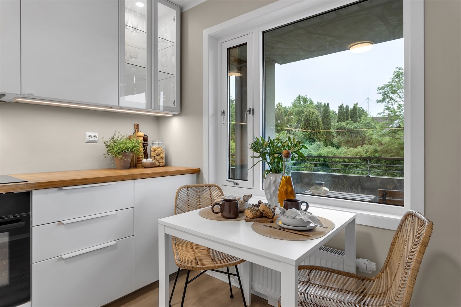 Det er mulighet for å plassere et spisebord ved kjøkkenvinduet, slik at du kan nyte måltidene i et lyst og hyggelig rom med utsyn til omgivelsene. Galleribilde