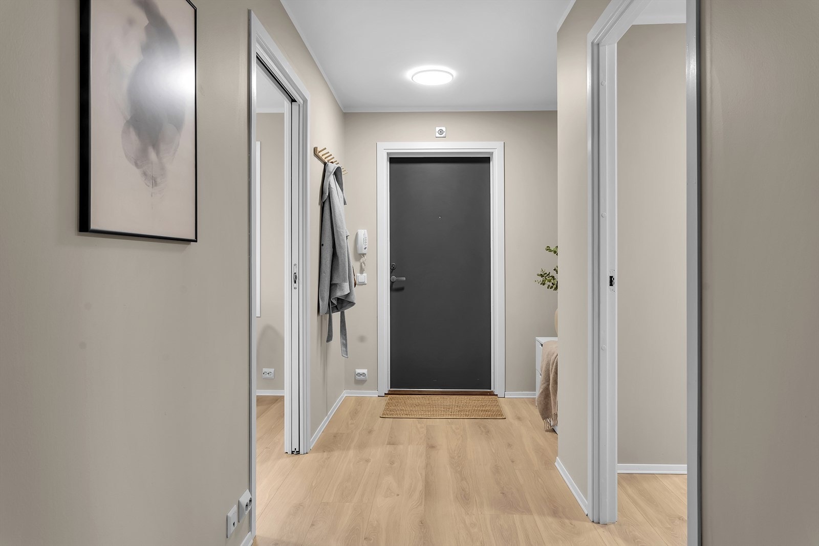 Leiligheten ønsker deg velkommen med en lys og romslig entré som gir et svært godt førsteinntrykk. Det er god plass til oppheng av yttertøy og sko, og callinganlegget er praktisk plassert ved inngangsdøren for enkel kommunikasjon. Galleribilde