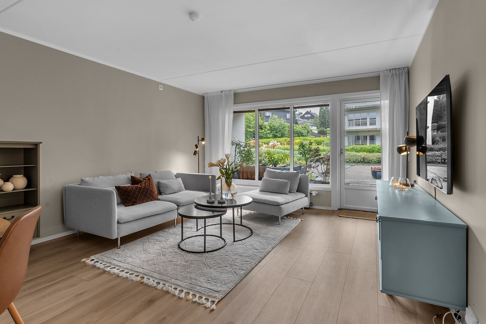 De store vindusflatene slipper inn rikelig med naturlig lys, noe som forsterker den åpne og innbydende romfølelsen. Galleribilde