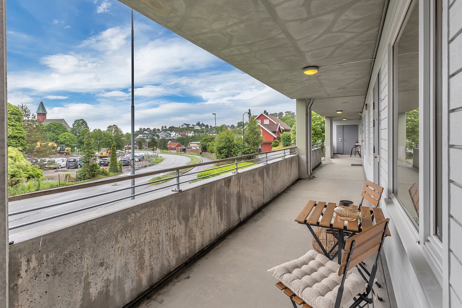 Leiligheten har adkomst via svalgangen hvor du kan nyte morgensolen. Galleribilde