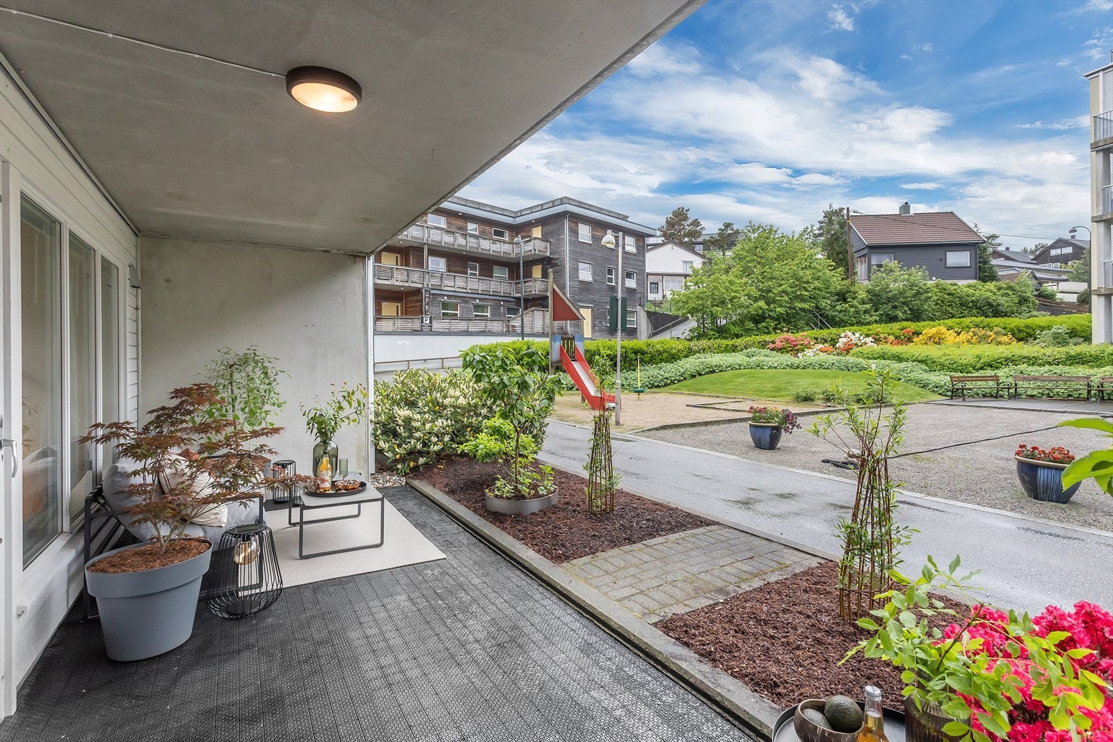 En skjermet og funksjonell uteplass på bakkeplan. Galleribilde