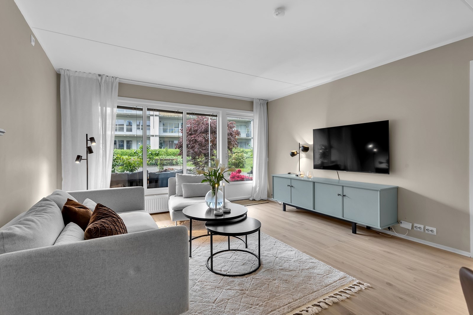 Oppvarming skjer gjennom vannbåren varme via radiatorer, som sikrer et behagelig inneklima året rundt. Galleribilde
