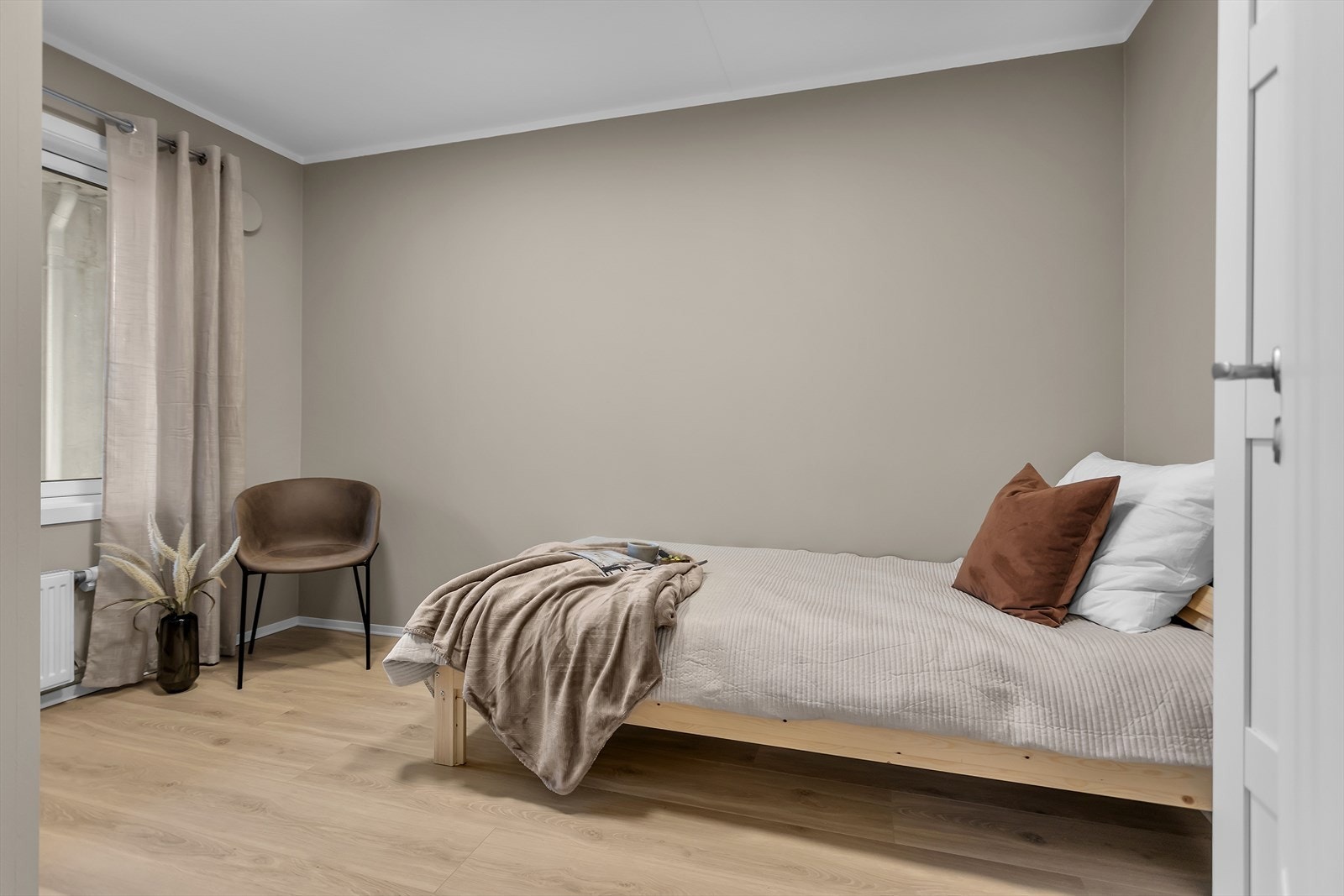 Det andre soverommet egner seg godt som barnerom, gjesterom eller kontor. Galleribilde