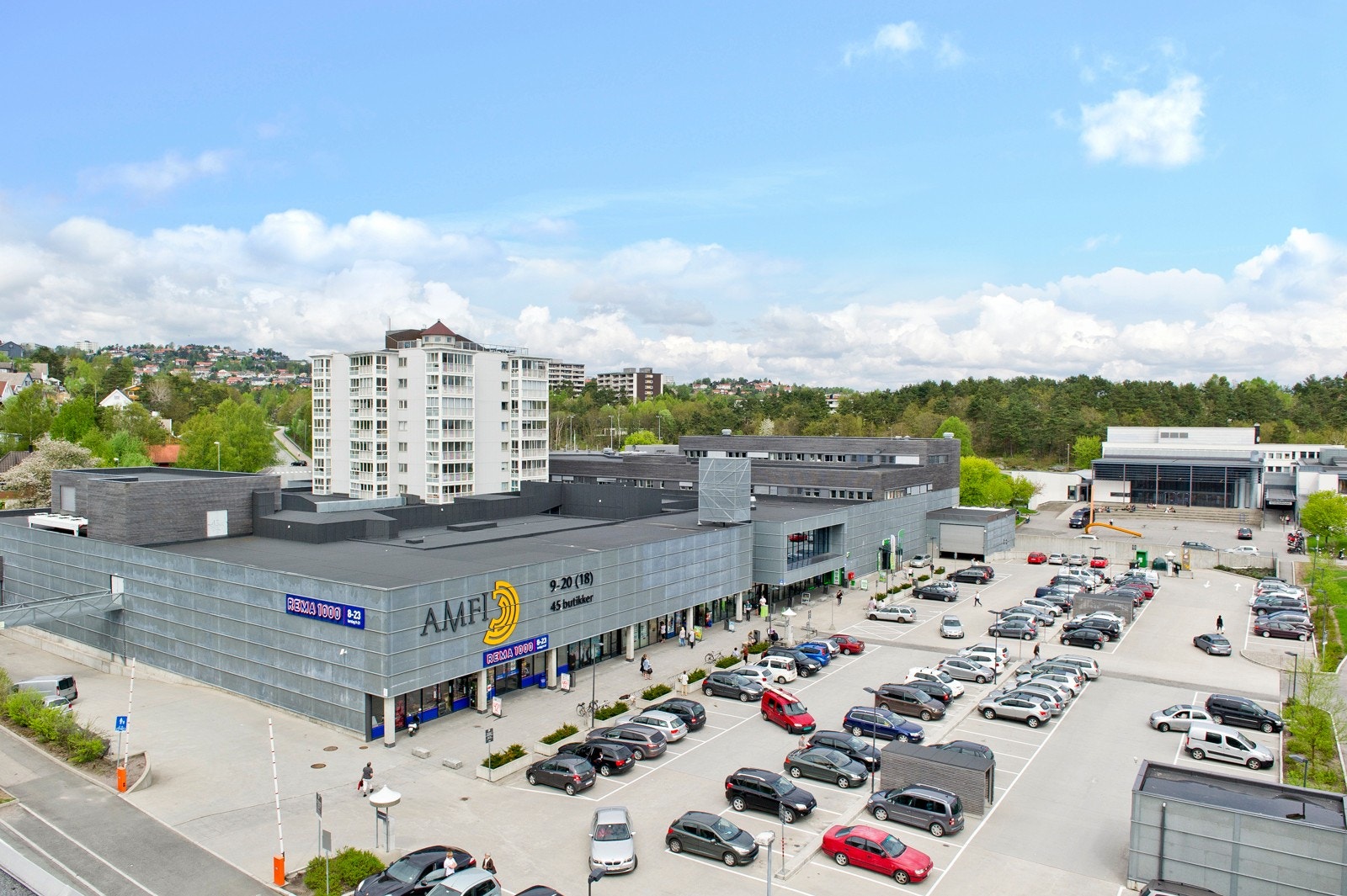 Vågsbygd Senter som nærmeste nabo. Galleribilde