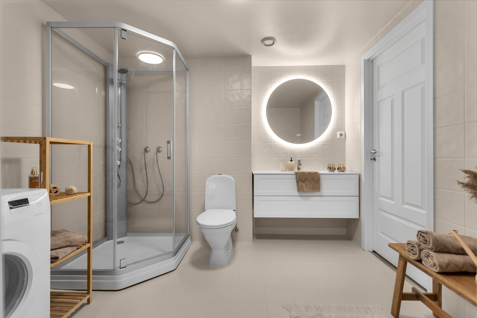 Badet fremstår delikat med oppgraderinger fra 2026. Det er utstyrt med nytt dusjkabinett, speil med integrert belysning samt servant med underskuffer som gir praktisk oppbevaringsplass. Galleribilde