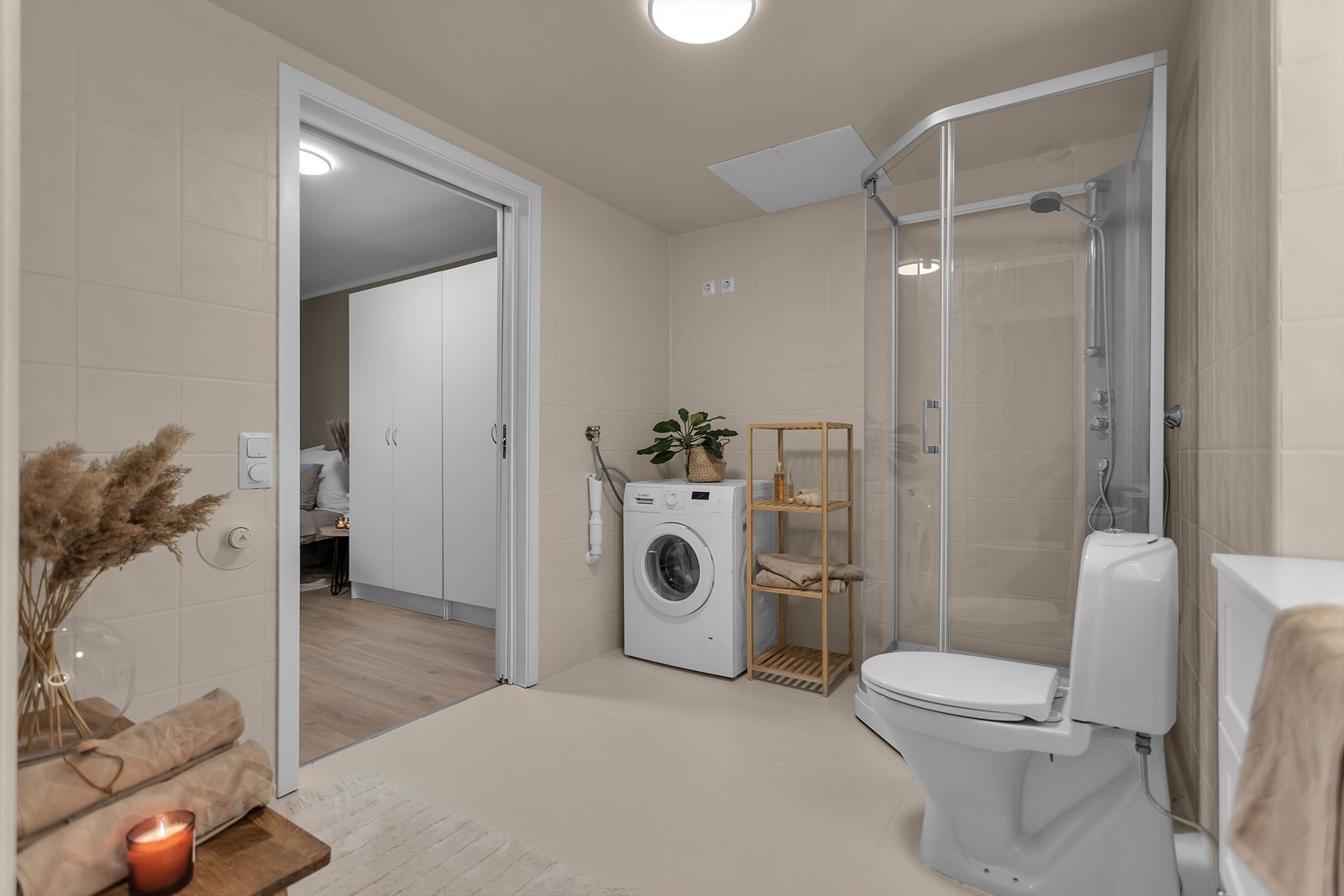 I tillegg finner du toalett og opplegg for vaskemaskin. Mekanisk avtrekk sikrer god ventilasjon, mens vannbåren gulvvarme sørger for en lun og behagelig atmosfære. Galleribilde