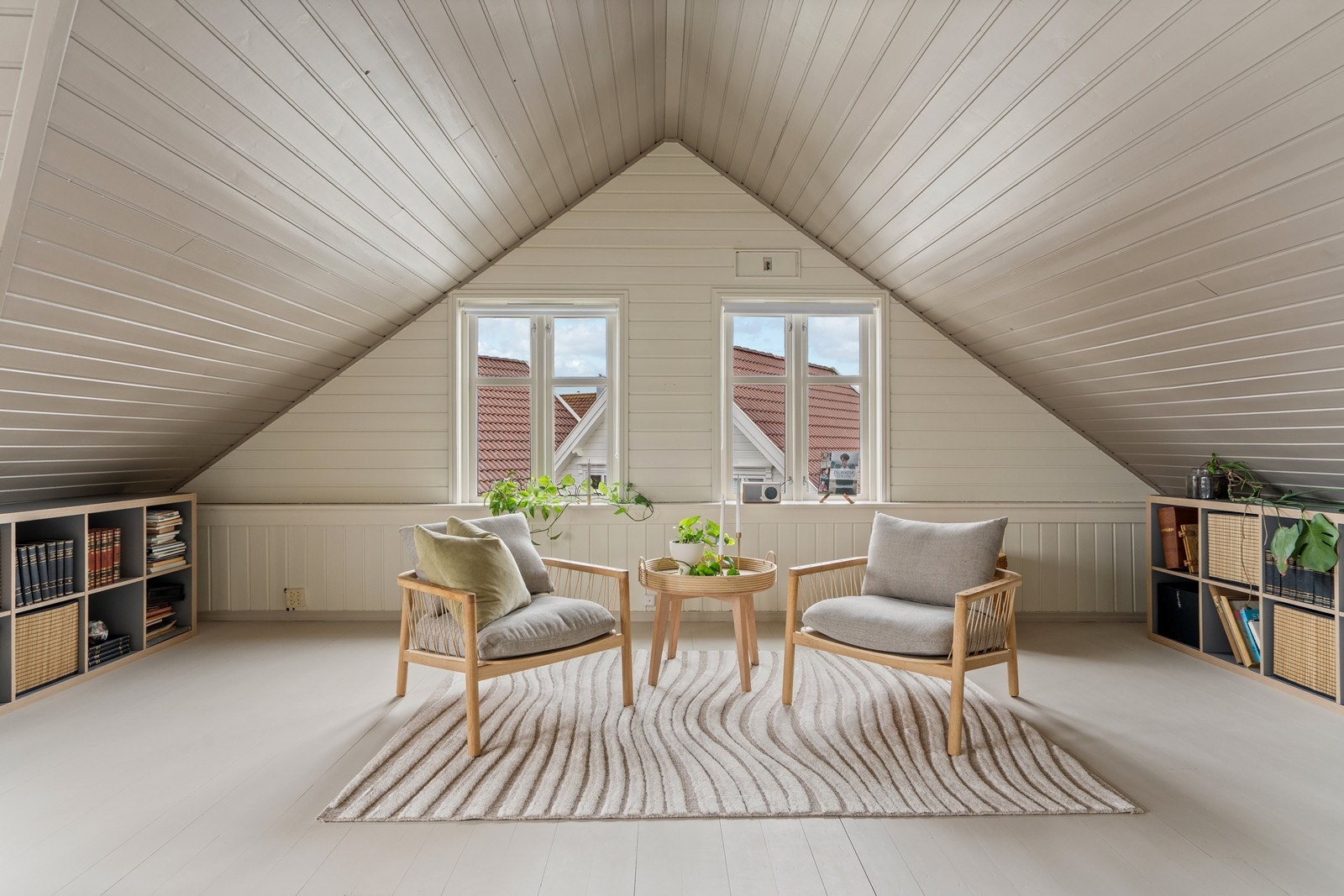 Romslig og luftig loftstue med god takhøyde. Gode muligheter for å sette opp vegger og etablere 2.stk soverom her. Galleribilde