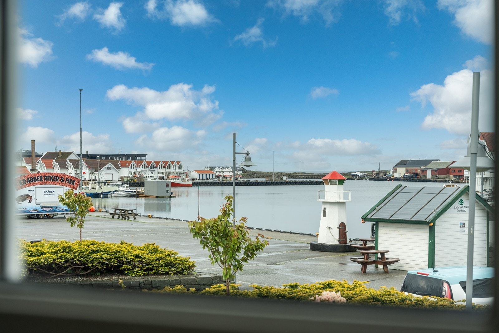 Herlig sjøutsikt fra vinduer i stue/kjøkken. Galleribilde