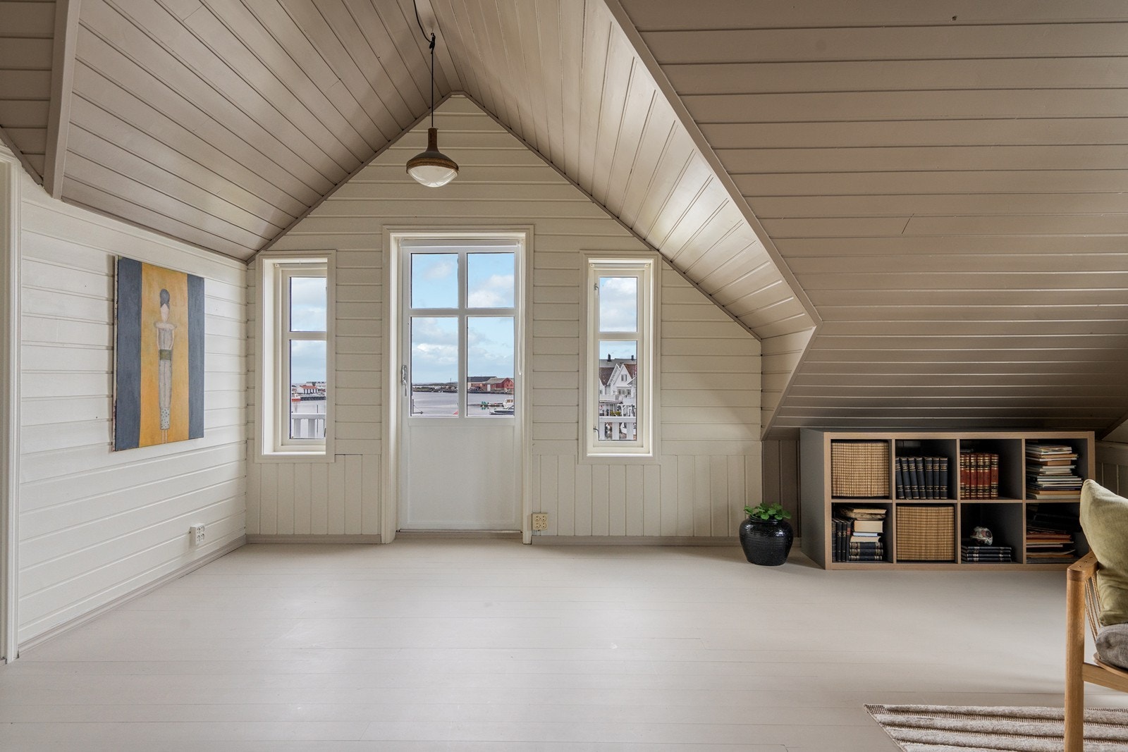 Mulighet for å etablere soverom nummer 3 i loftsetasjen? her med luftebalkong og nydelig sjøutsikt. Galleribilde