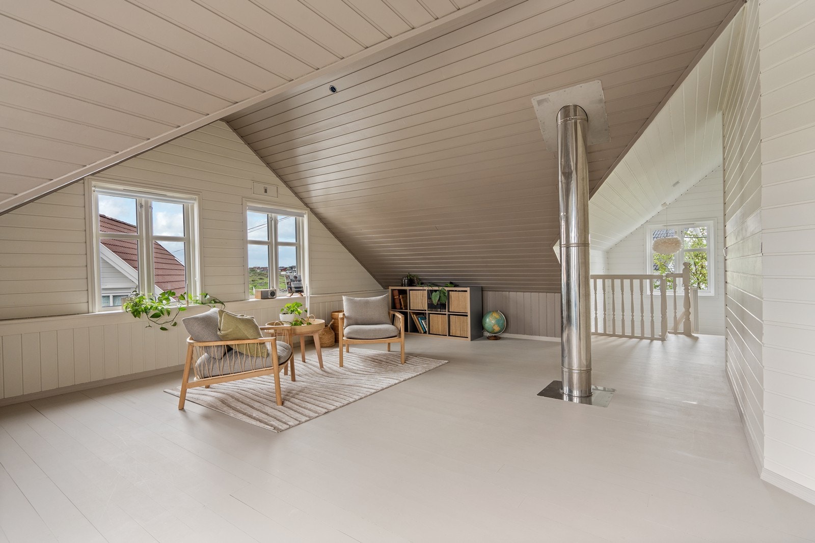 Loftsetasjen er oppusset i form av maling på gulv, vegger og himling. Galleribilde