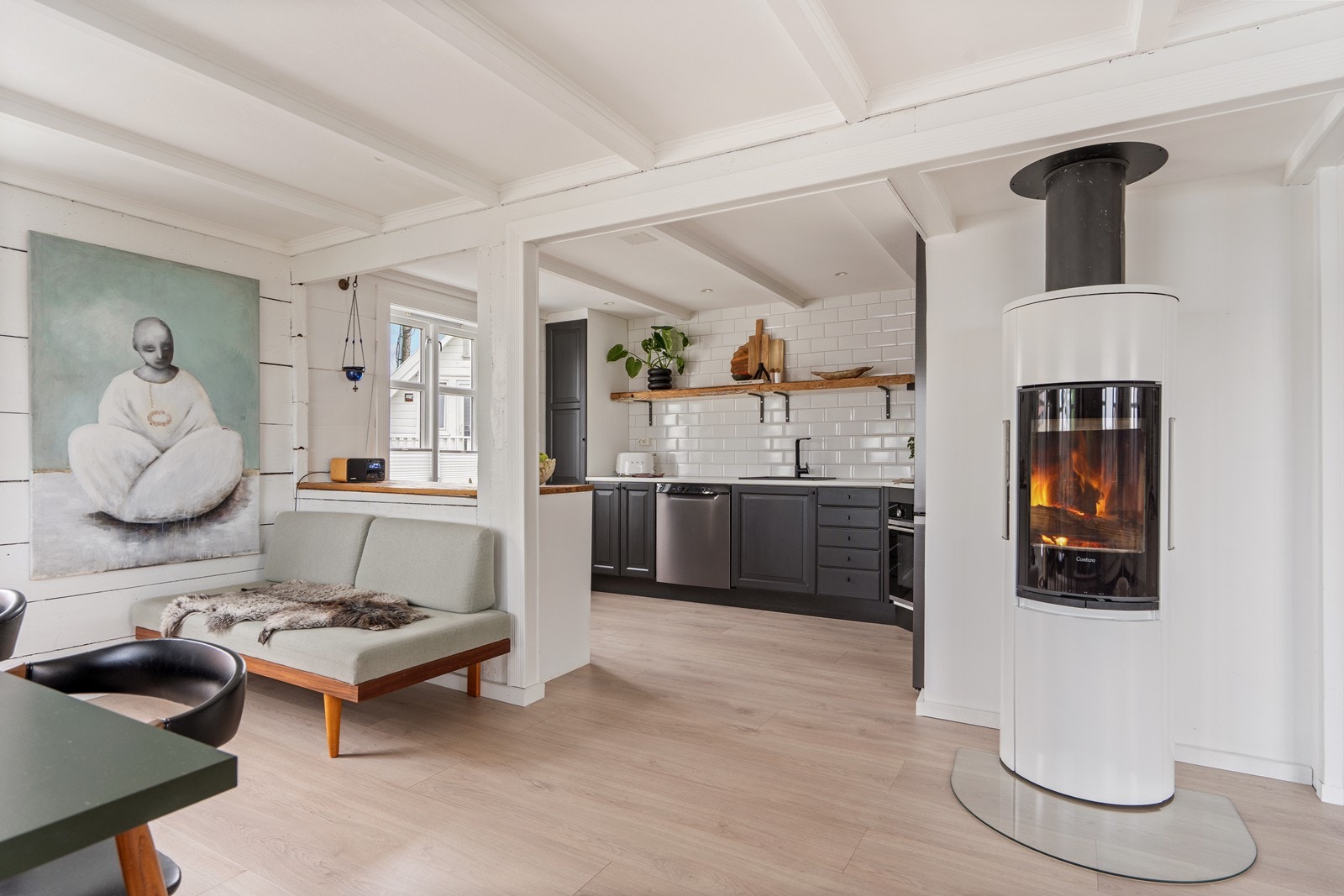Lys og fin stue/kjøkken i åpen løsning hvor moderne overflater er kombinert med gammel sjarm. Galleribilde