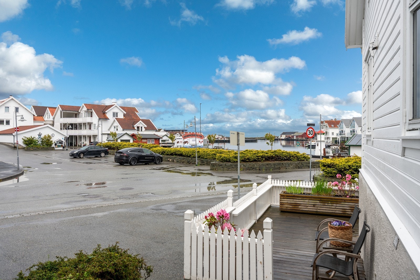 Boligen har solrike terrasser både på sør og vest siden. Galleribilde