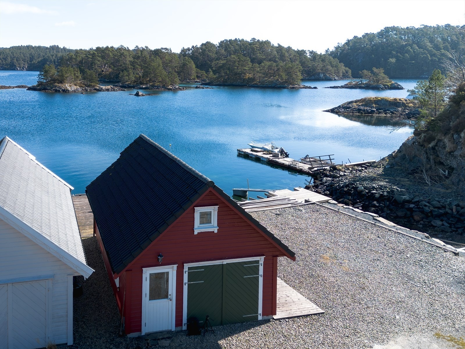 Naust med naustrom, loft og kai. Galleribilde