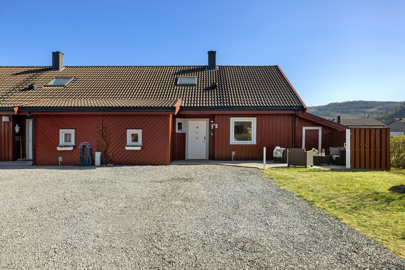God plass til flere biler på gårdsplassen. Galleribilde
