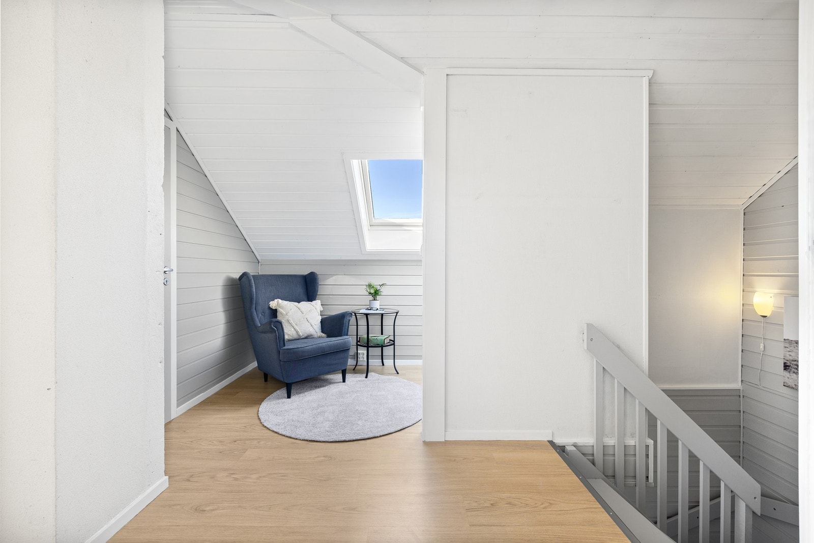 Videre opp i boligens 2. etasje finner du to soverom og to innvendige boder. Galleribilde