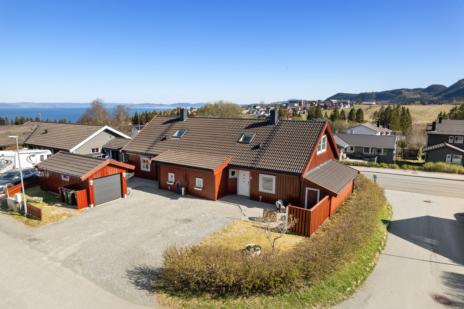 EiendomsMegler 1 v/Frank Robert Bae har gleden av å presentere en familievennlig halvpart beliggende på populære Markaplassen. Galleribilde