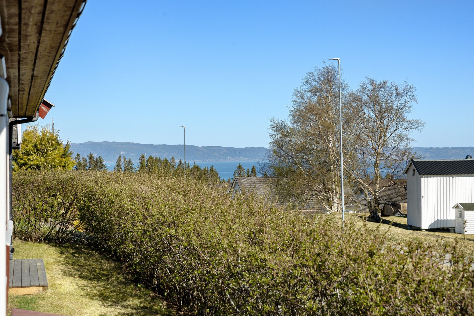 Her nyter du et fint utsyn mot Trondheimsfjorden og Fosenalpene i horisonten. Galleribilde