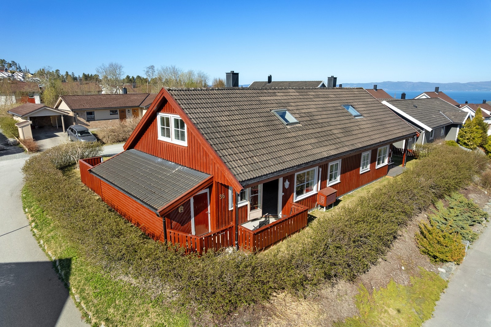 Boligen ligger i et rolig og etablert boligområde på Markaplassen med nærhet til både marka og daglige servicetilbud. Galleribilde