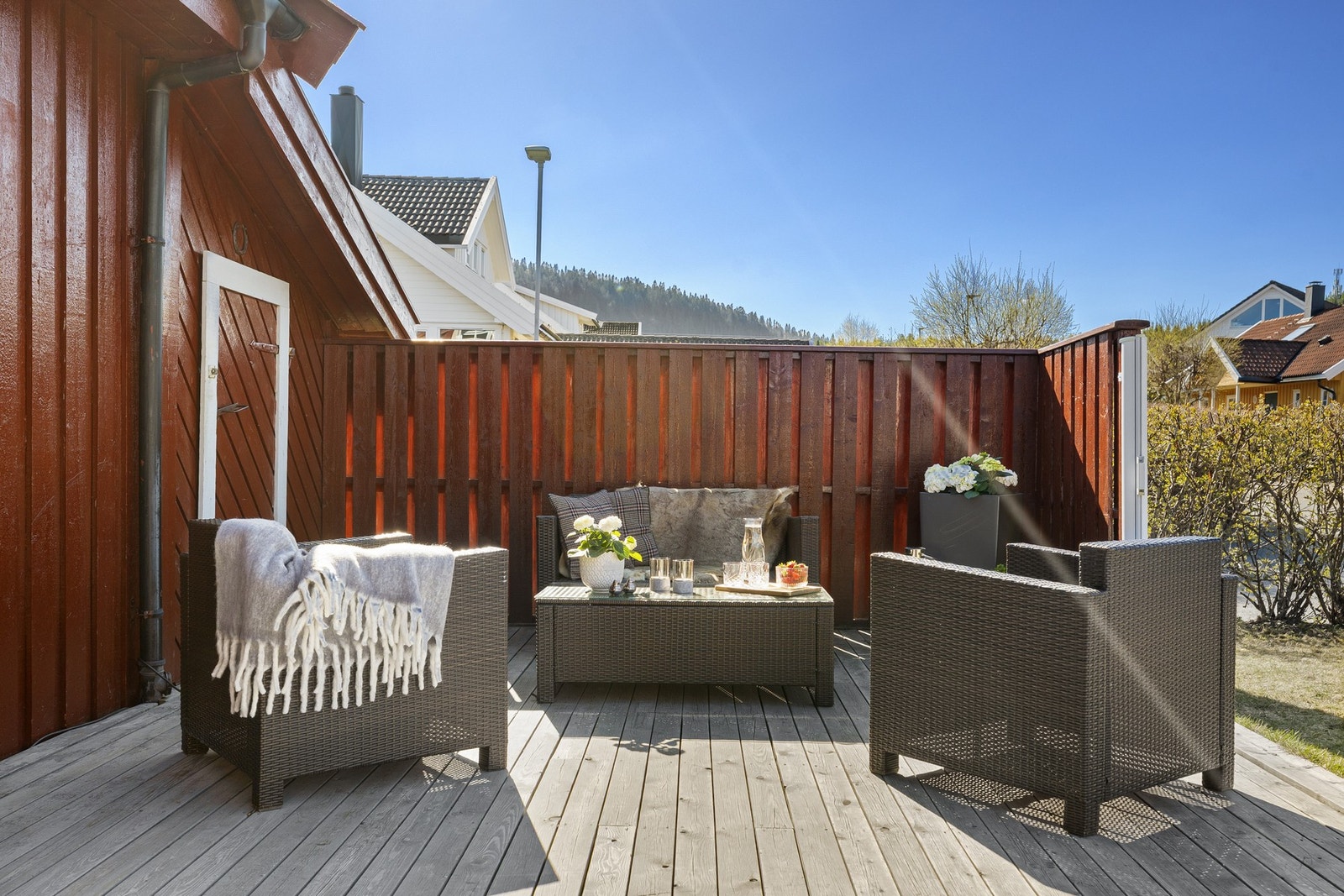 Samlet sett nyter du solen fra tidlig morgen til sen kveld på boligens uteplasser på sommerstid. Galleribilde