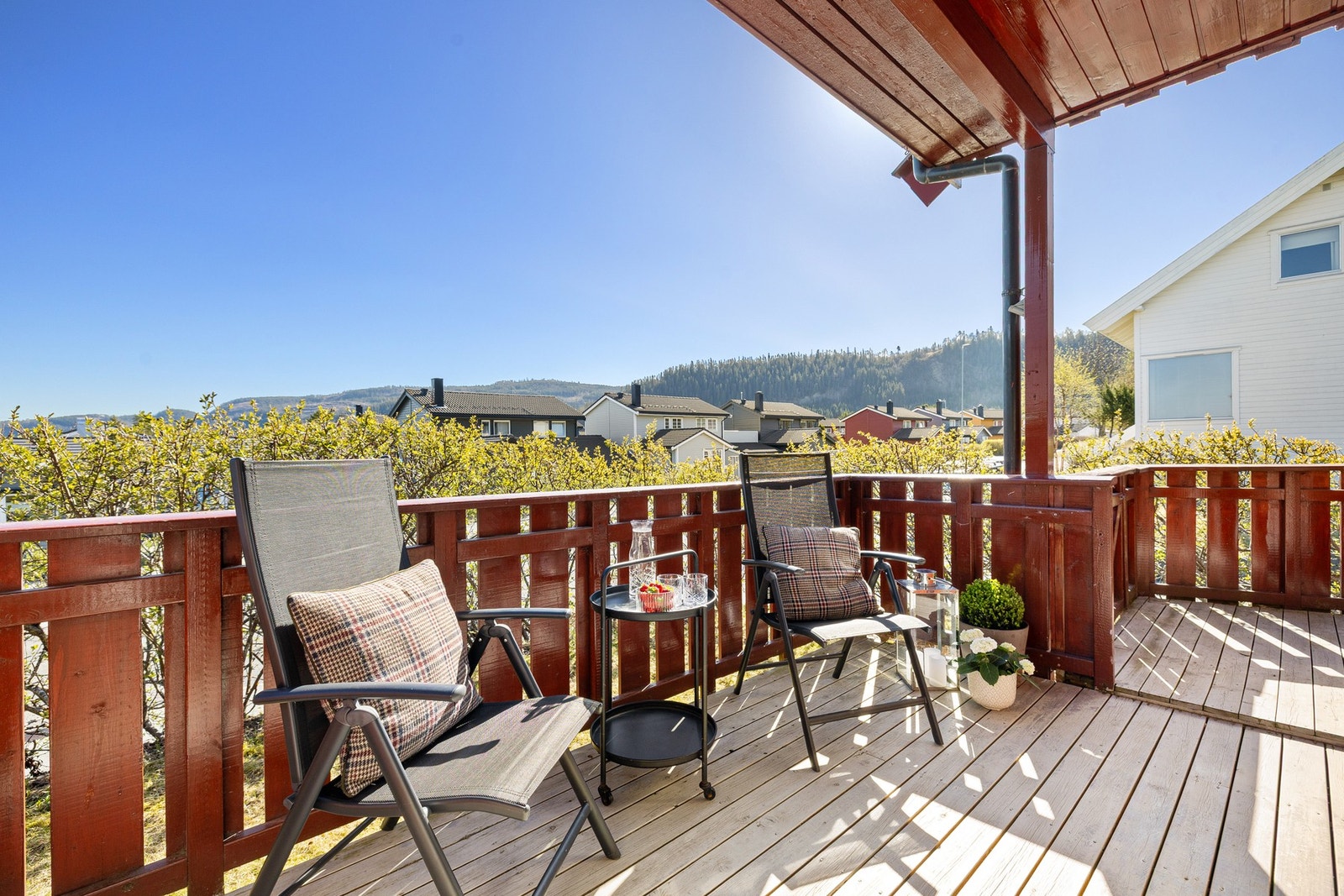 Verandaen er på ca. 8 kvm med god plass til sittegruppe og grill. Galleribilde
