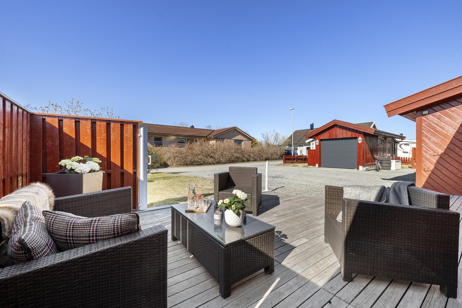 Sørvestvendt terrasse på hele 26 kvm. God plass til stor sittegruppe og grill m.m. Galleribilde