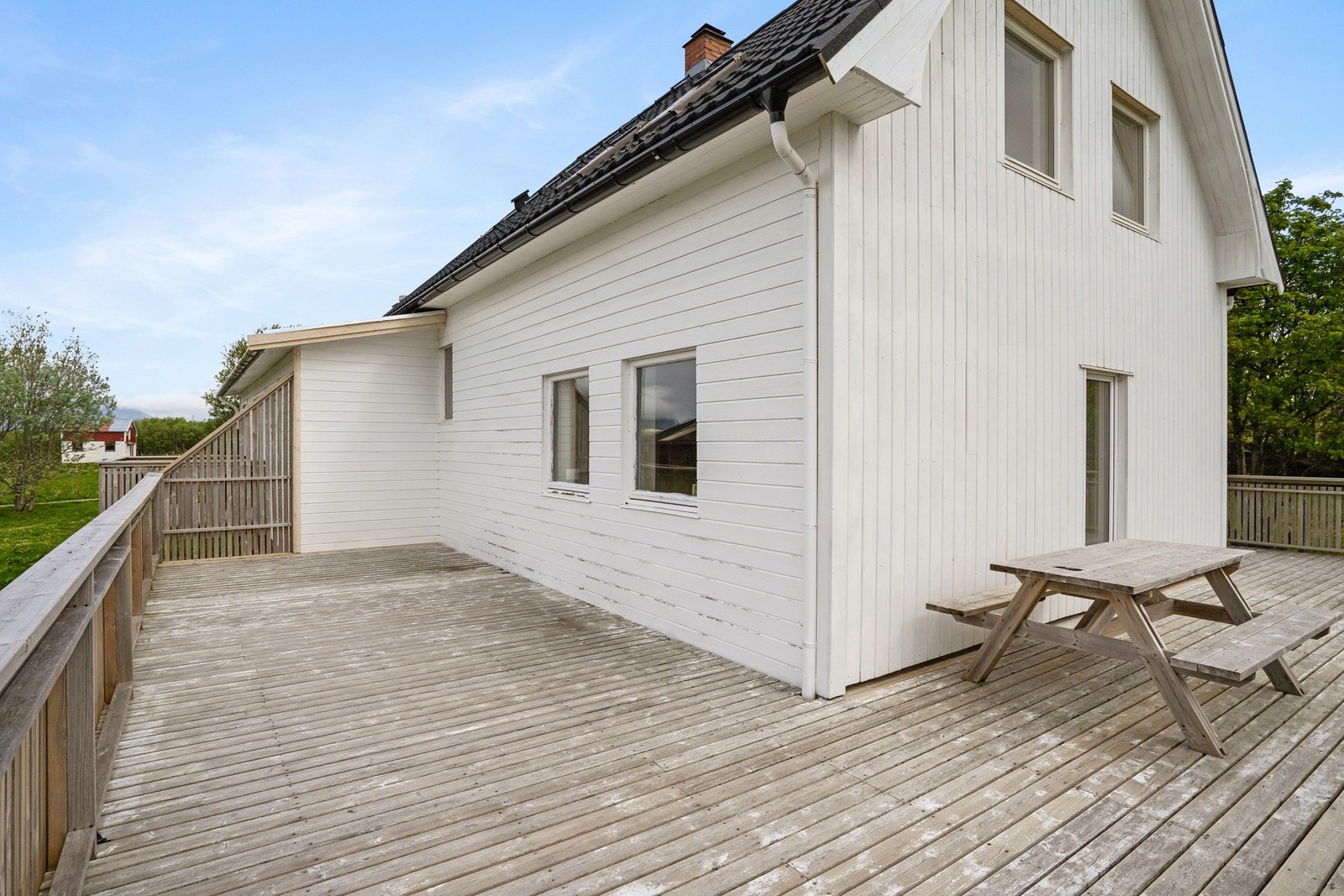 Den store treterrassen gir rikelig med plass for utemøbler og sosiale sammenkomster. Galleribilde