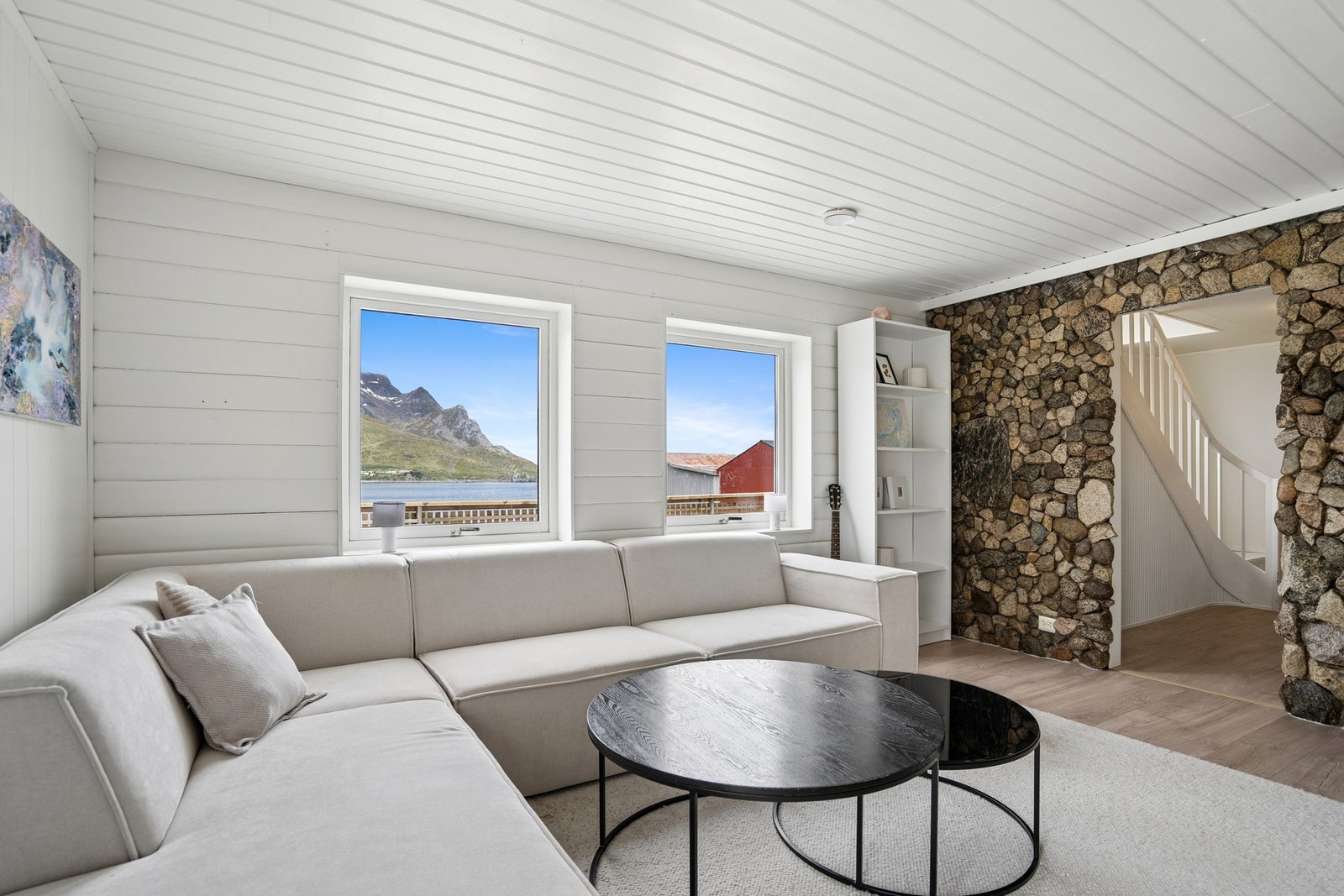 Vi kommer inn i stuen. Legg merke til den nydelige utsikten fra sofakroken! Galleribilde